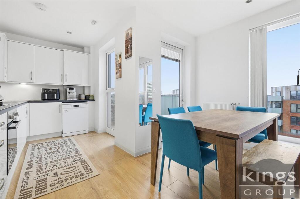 Apartment in Enfield, Carterhatch, Southbury - View 4