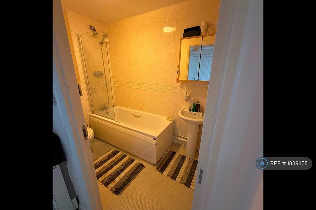 Apartment in Far Cotton - View 5