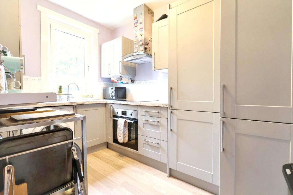 Apartment in Paisley, Renfrewshire - More