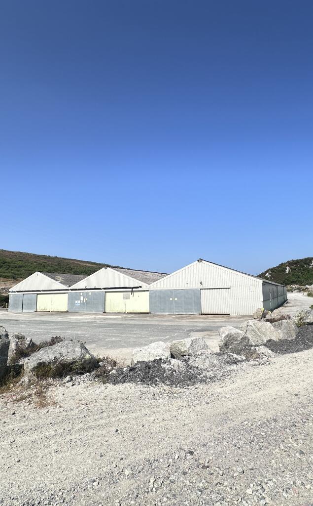 Extensive external yard and circulation space