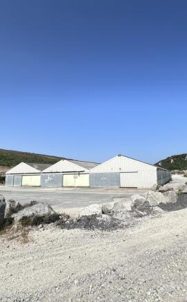 Extensive external yard and circulation space 