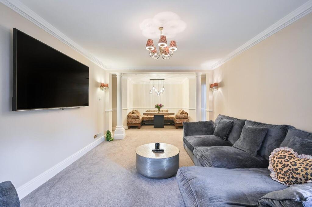 Apartment in Reigate and Banstead, Surrey - More