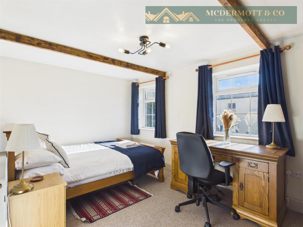 House in Oldham, Greater Manchester - View 4