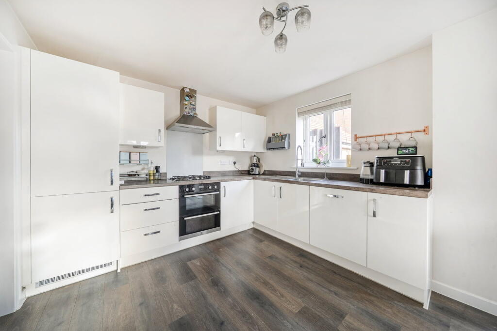 Bye Crescent, Basingstoke RG24 9LW photo 3