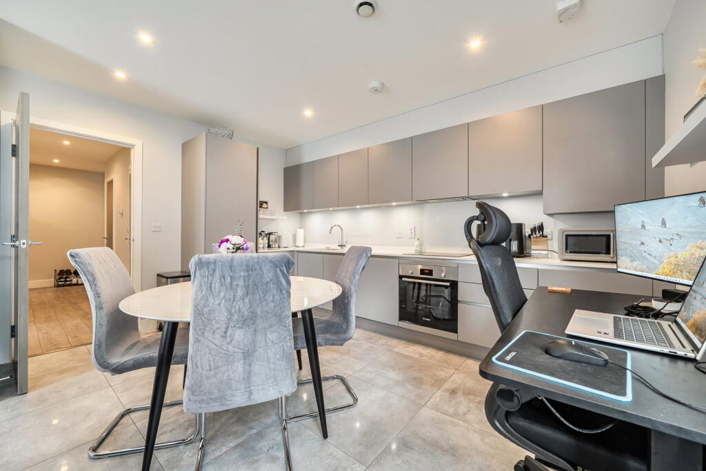 Apartment in Watford - More