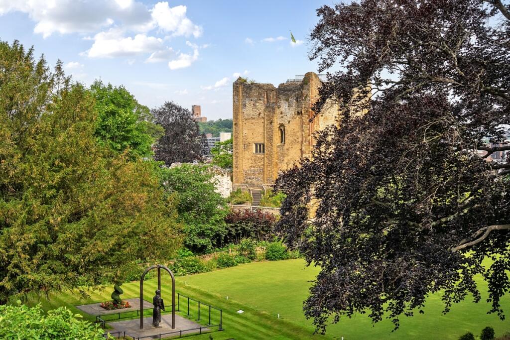 Apartment in Guildford, Charlotteville - More
