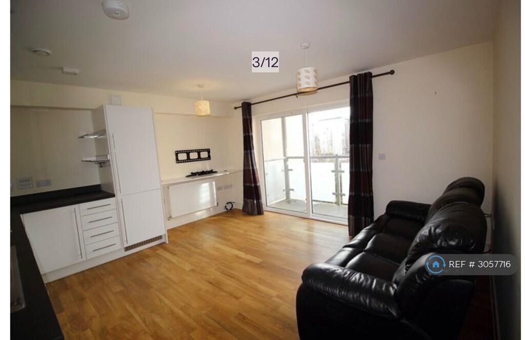 Apartment in Reigate and Banstead, Surrey - View 4