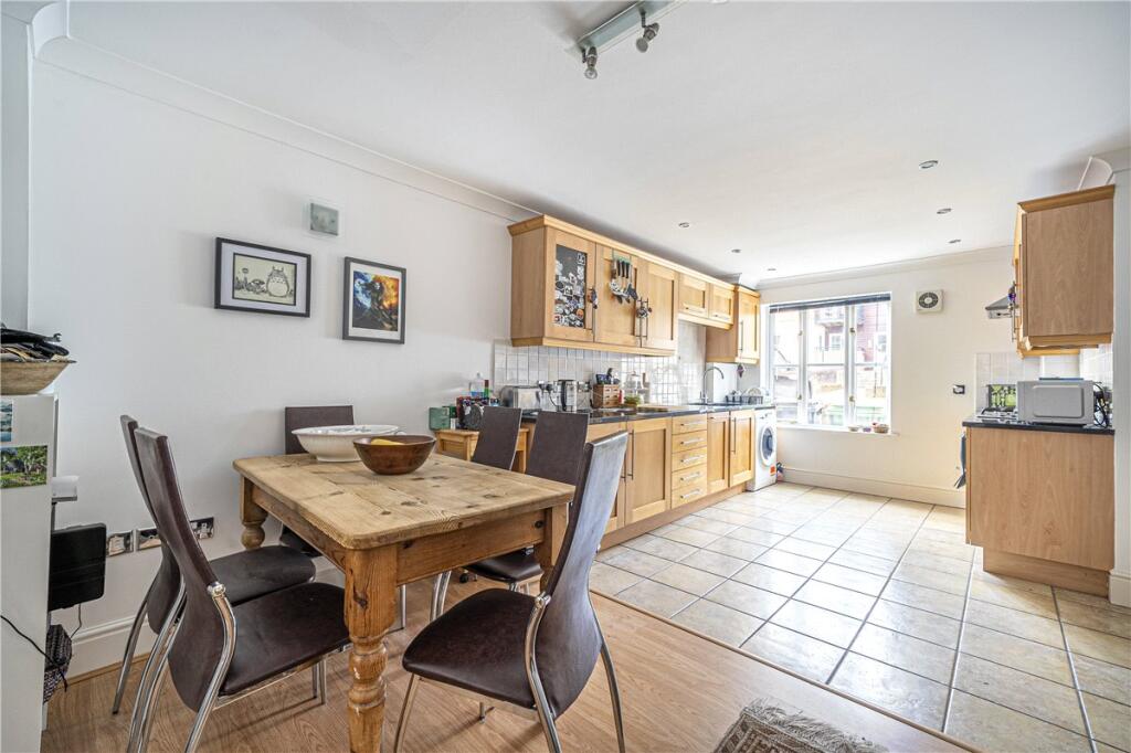 Grange Close, Winchester, Hampshire, SO23 photo 3