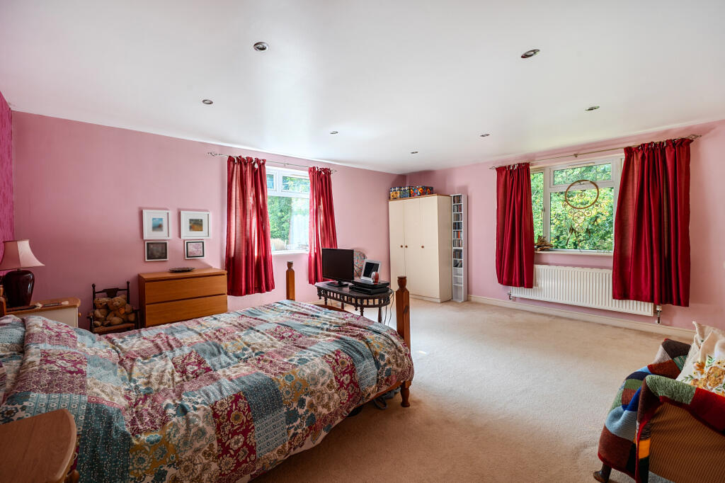 House in Stroud, Bisley-with-Lypiatt - More