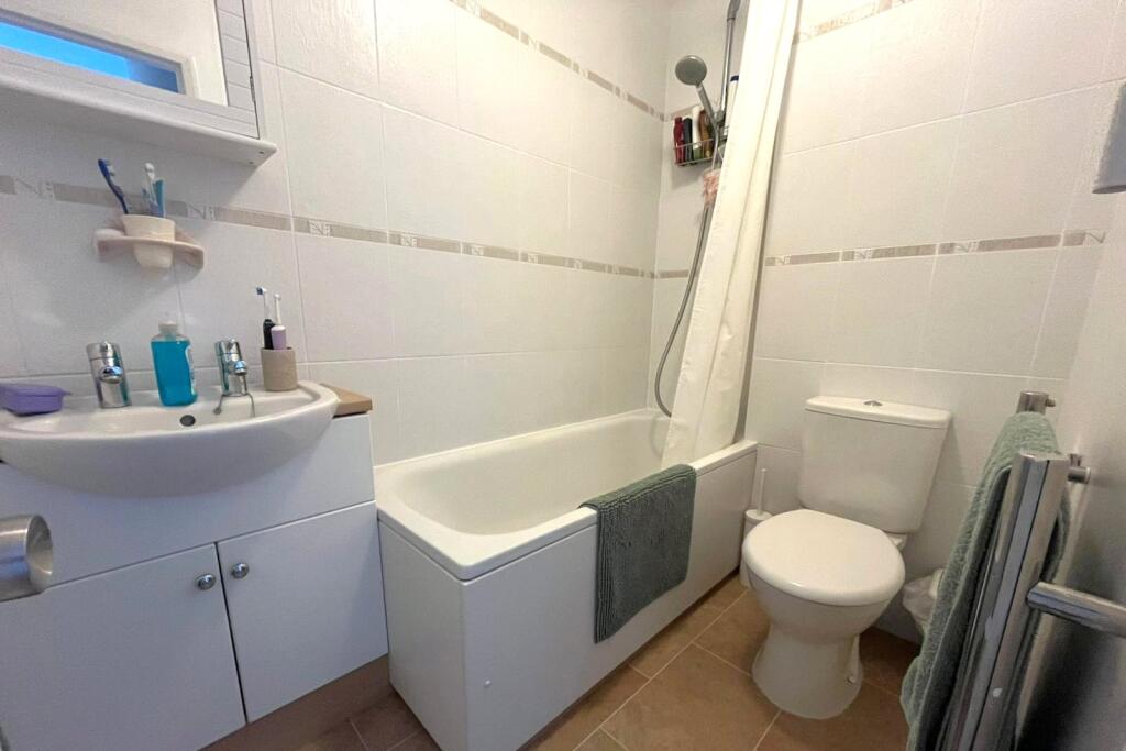 House in Basingstoke and Deane, Chineham - More