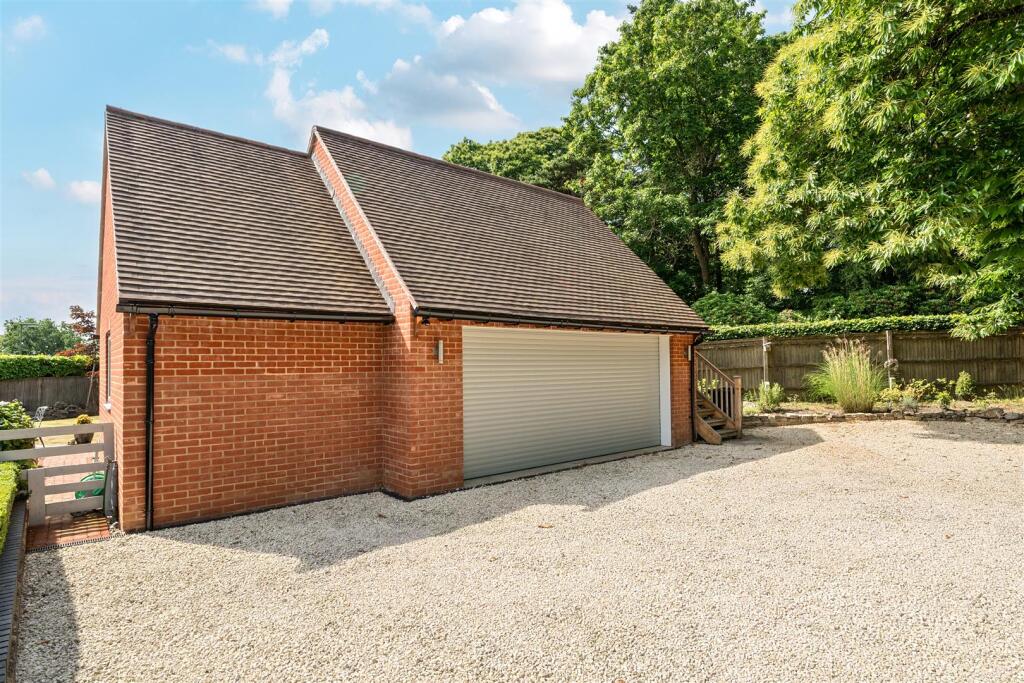 House in Surrey Heath, Old Dean - View 5