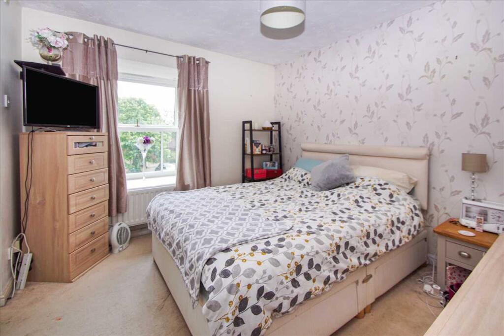 Plaines Close, Cippenham, Slough photo 4