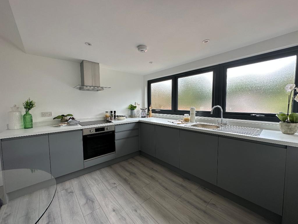 2-bed flat on Whyteleafe Hill, Whyteleafe, CR3 0AG, £360,000