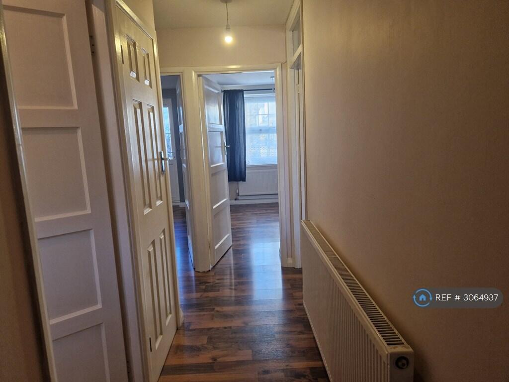Apartment in London, Glebe Court, Mitcham - More