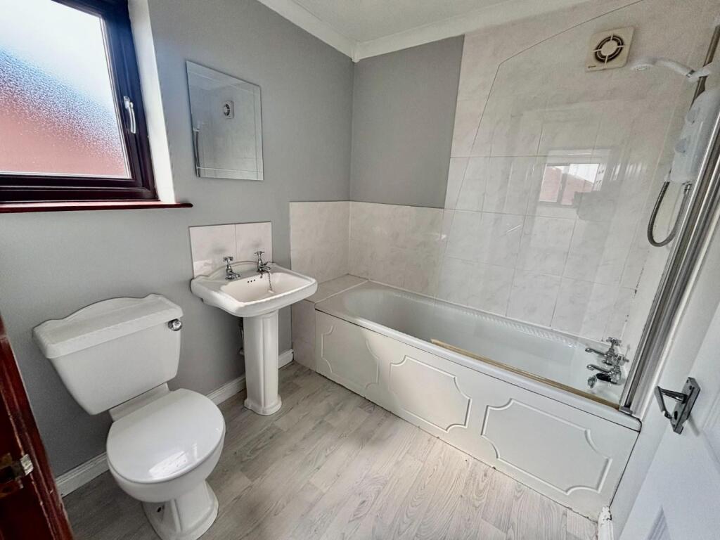 House in West Lindsey, Park Springs, Gainsborough - View 4