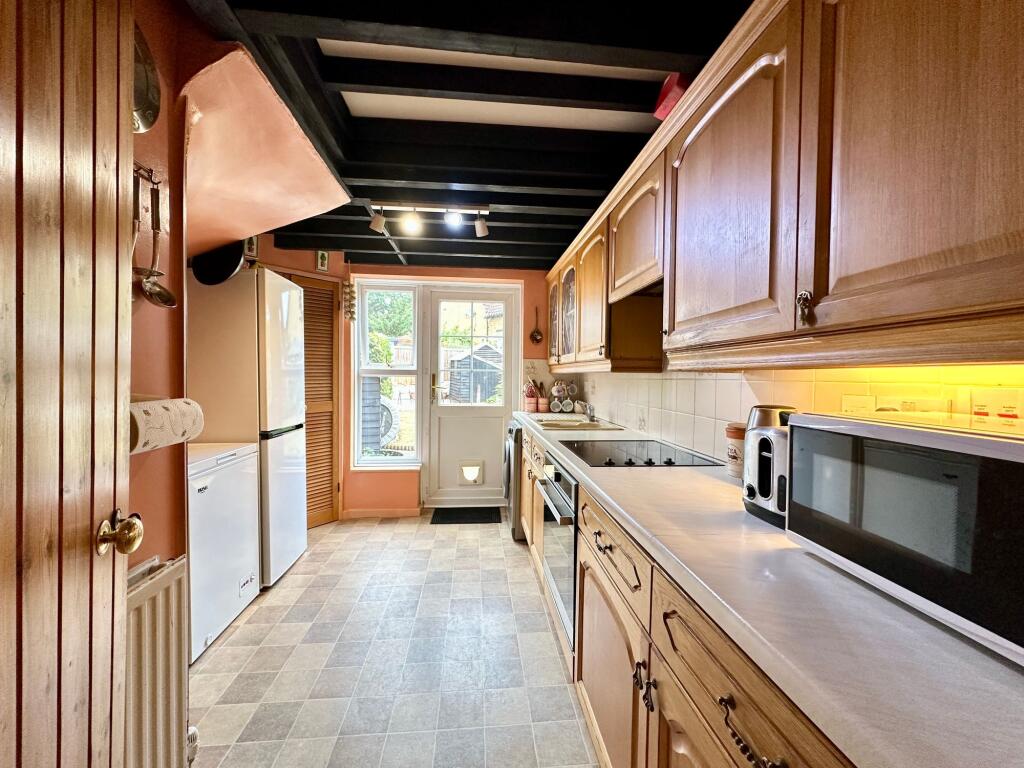 House in Basildon, Noak Bridge - View 5