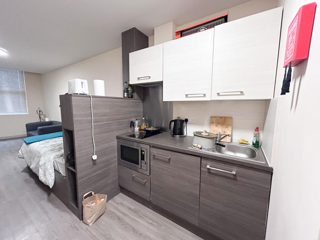 Apartment in Nottingham, Rainbow Quarter, The Meadows - View 5