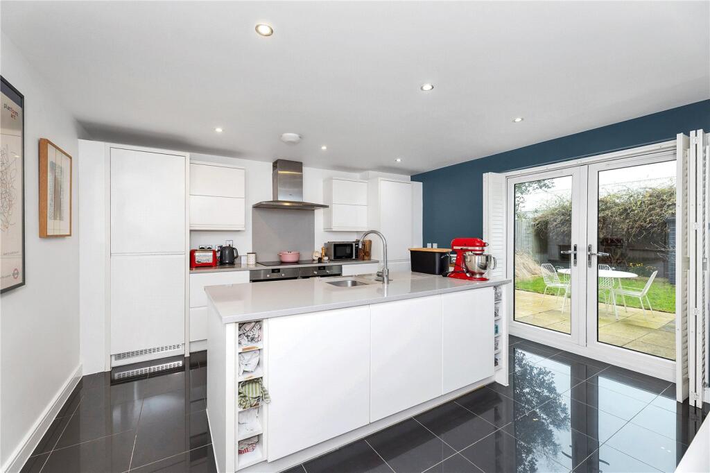 20, Neath Farm Court, Cambridge, Cambridgeshire photo 2