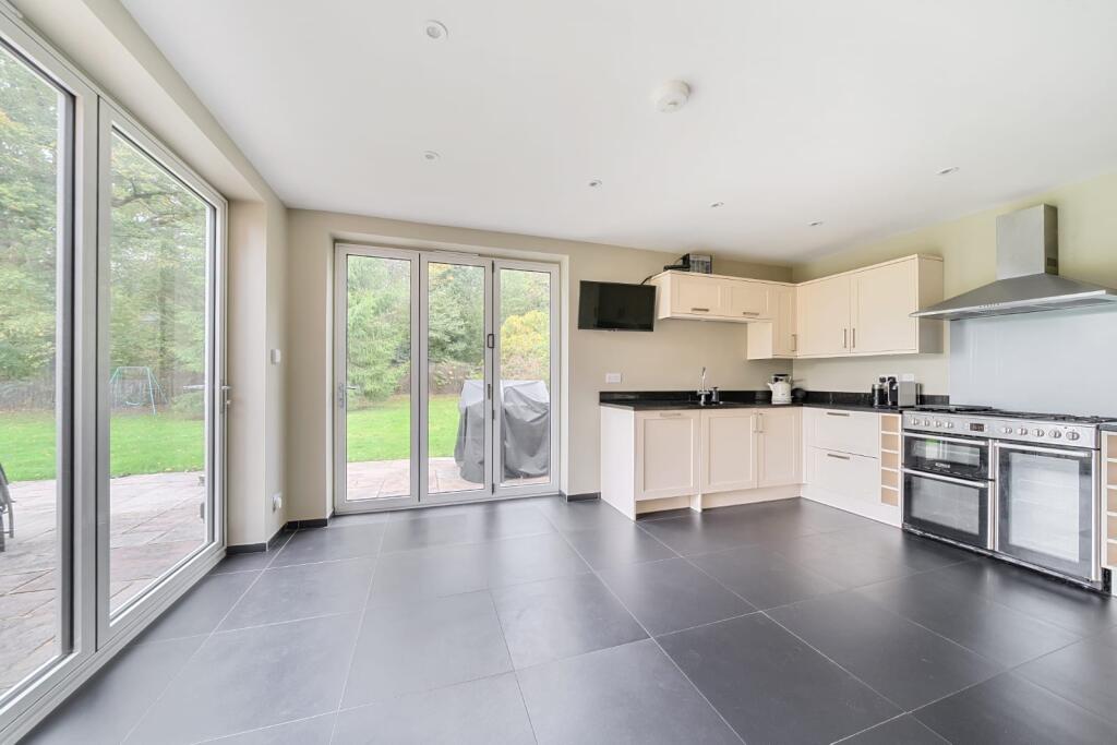 Almners Road, Chertsey, KT16 photo 3