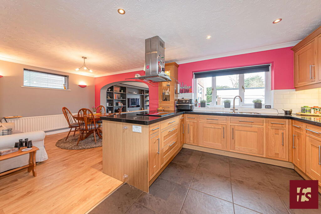 Forest Road, Crowthorne, Berkshire RG45 7EH photo 3