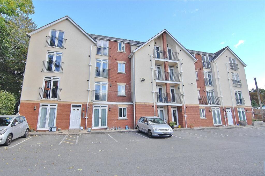 2-bed flat on Wilminton Terrace, London Road, Stroud, Gloucestershire, GL5, £130,000