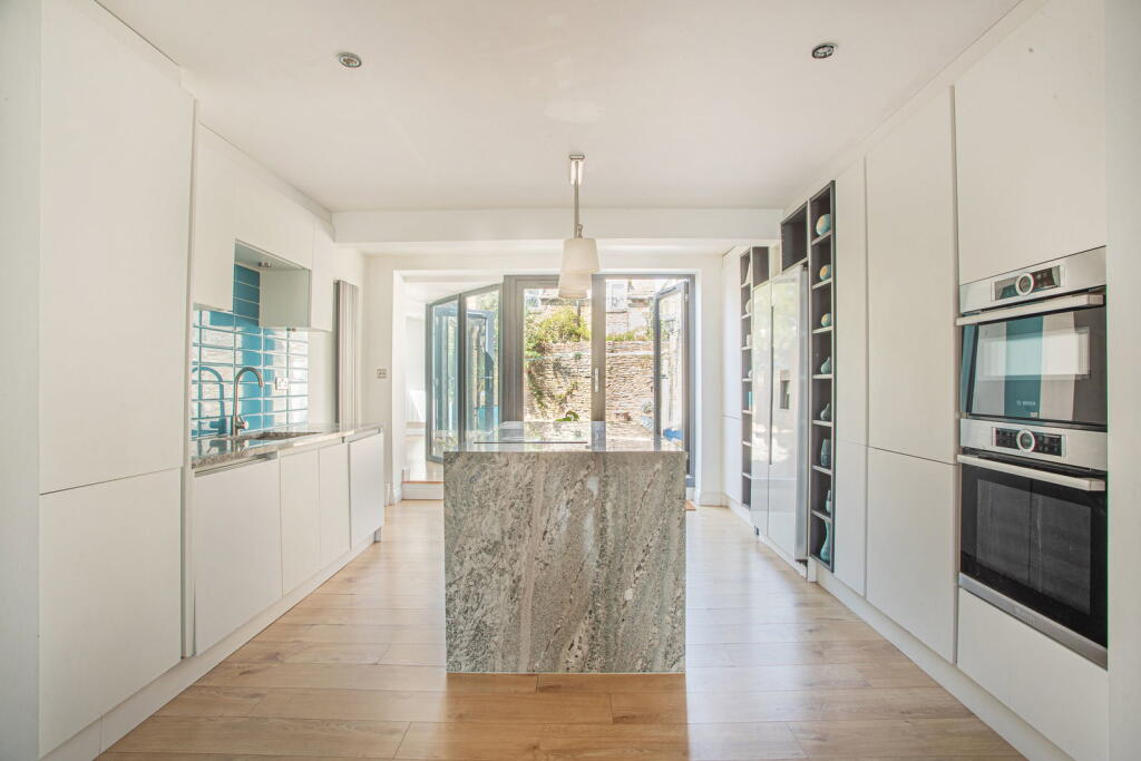 House in Gloucester - View 4