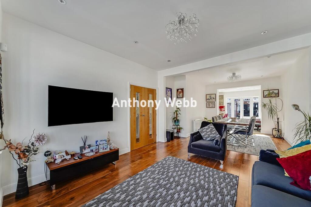 Dorchester Avenue, Palmers Green, N13 photo 3