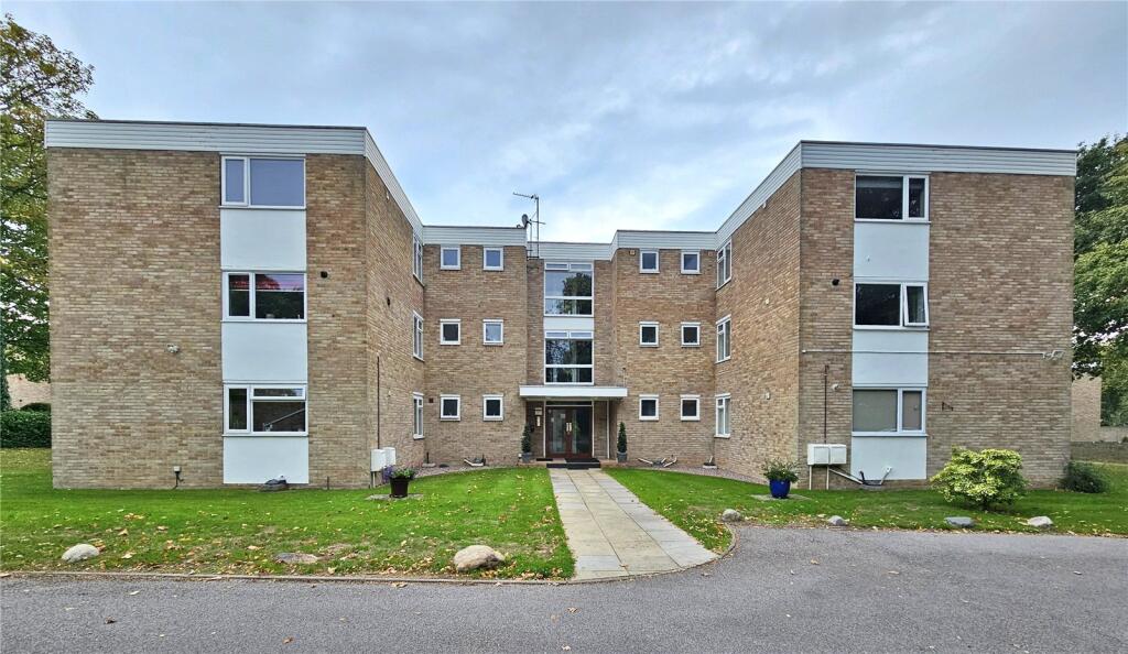 2-bed flat on Earlsdon Way, Highcliffe, Christchurch, Dorset, BH23, £300,000