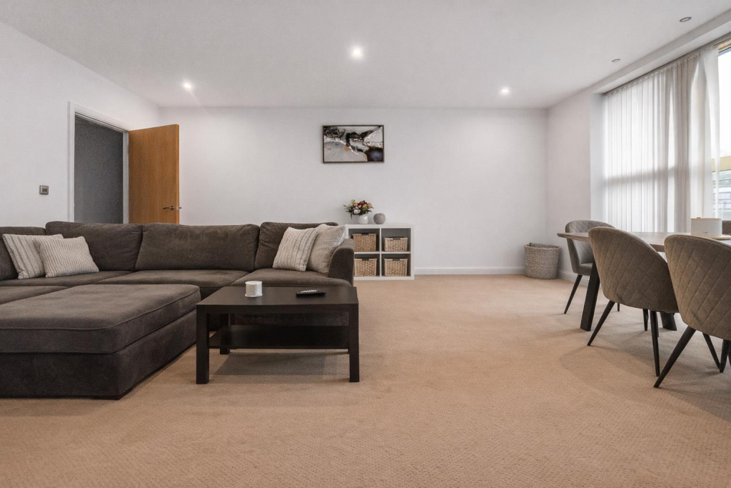 Apartment in Bolton, Deakins Buisness Park, Eagley - More