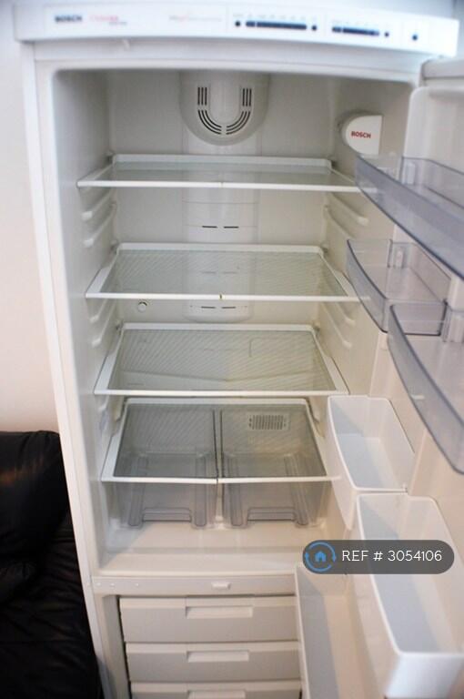 Apartment in Ilford - View 4