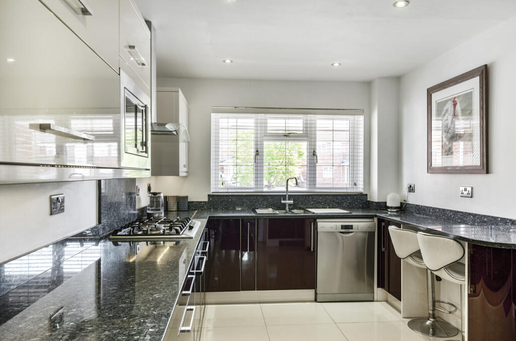 Wicks Close, Haydon Wick, Swindon, SN25 photo 4