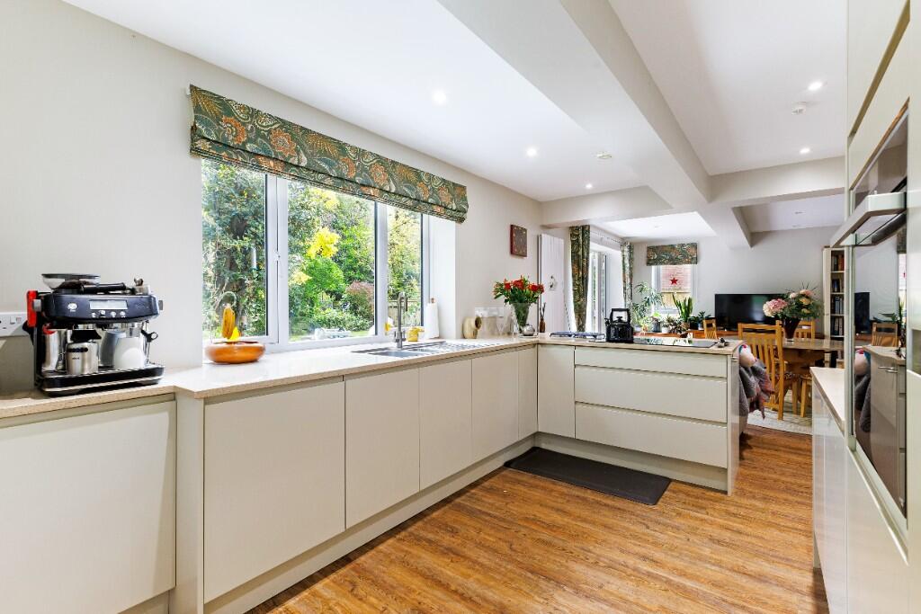 Priory Road, Hungerford, Berkshire, RG17 0AP photo 3