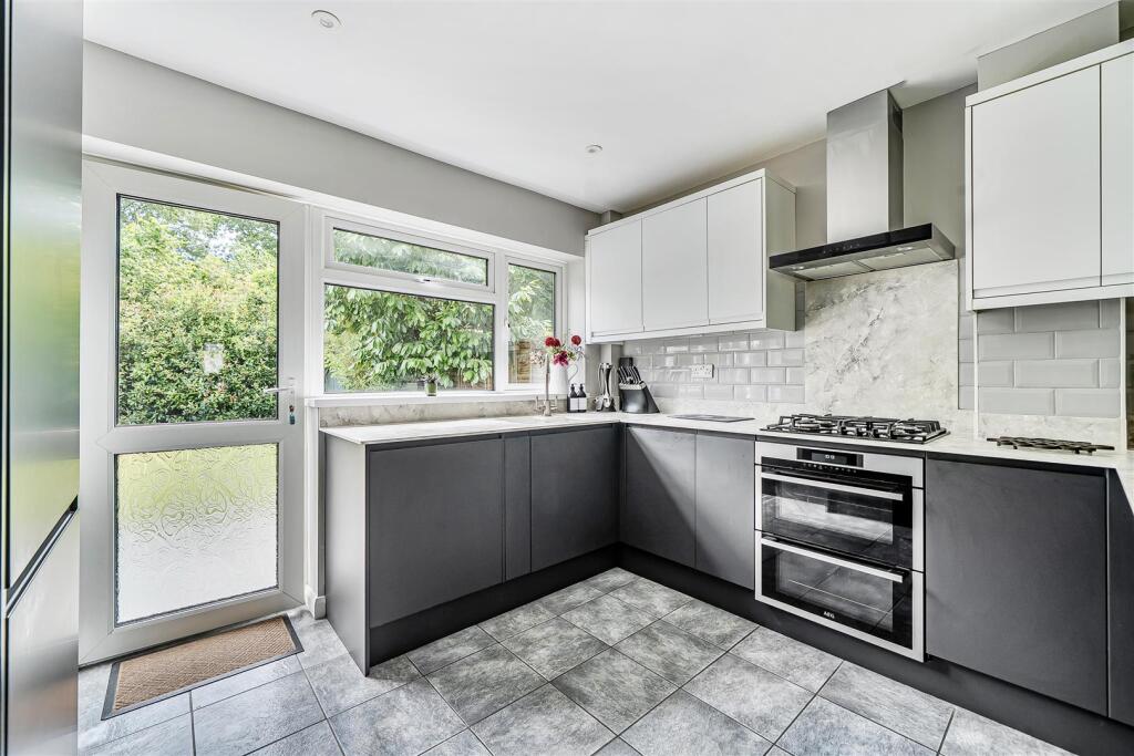 House in Crowthorne, Finchampstead - More