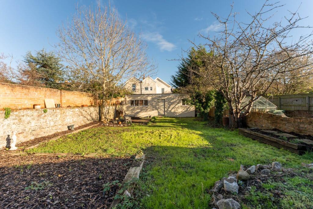 Ashcombe Road, Substantial Property -  Development Potential! photo 3