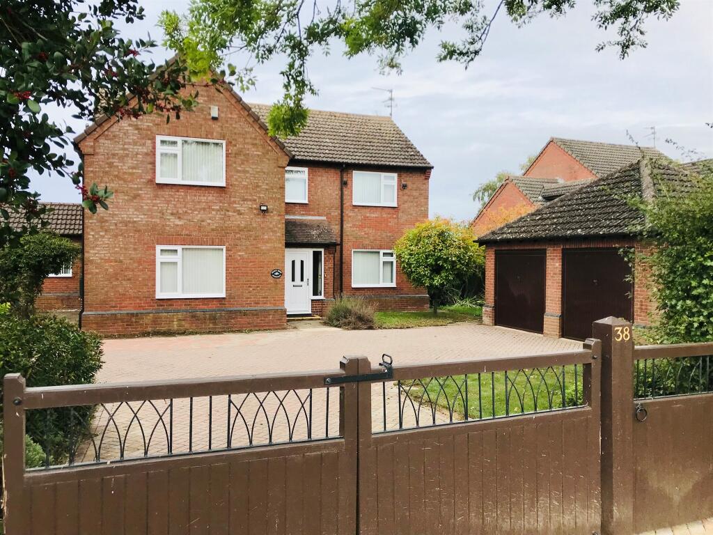 4-bed detached on Stone Gate, Cowbit, Spalding, £425,000