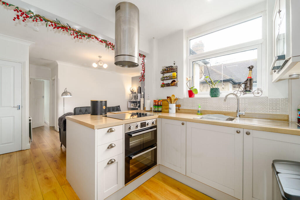 Penton Avenue, Staines-upon-Thames, Surrey TW18 photo 3