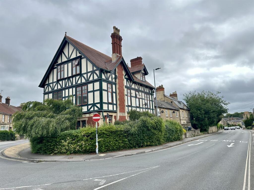 Main image of property: 33 Marshfield Road, Chippenham