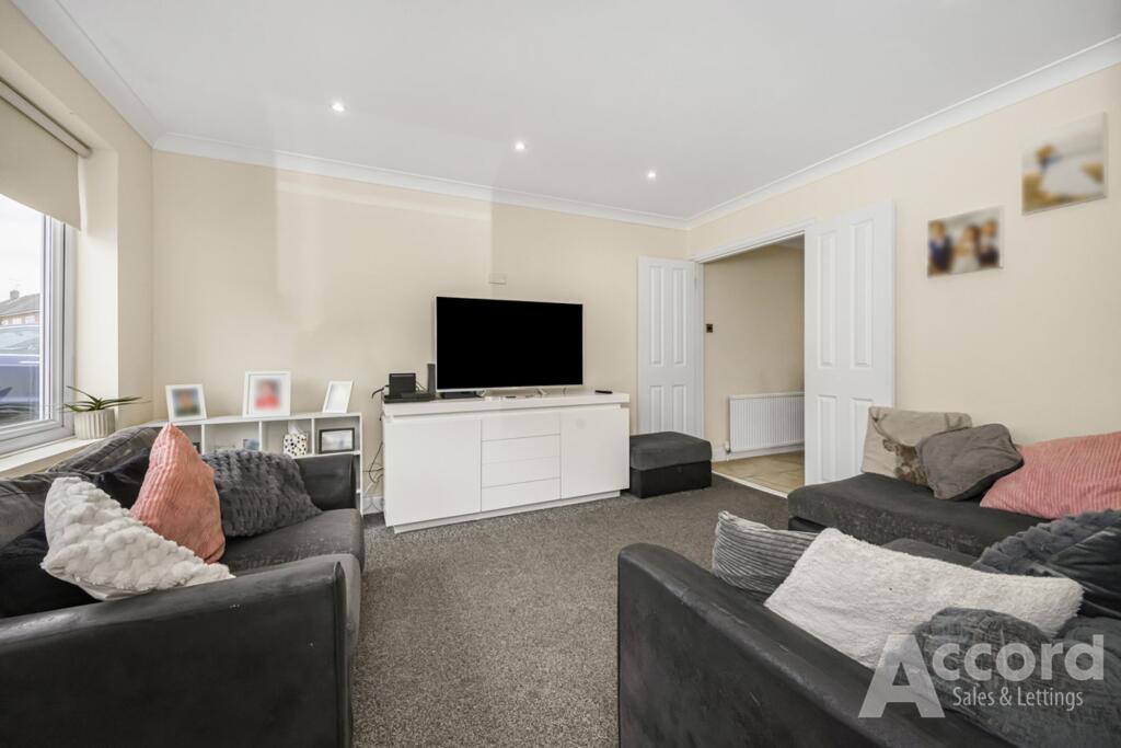 Arlington Gardens, Romford, RM3 photo 3