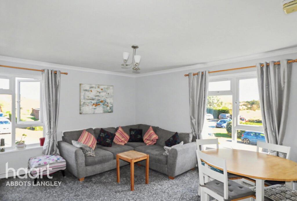 Downer Drive, RICKMANSWORTH photo 3