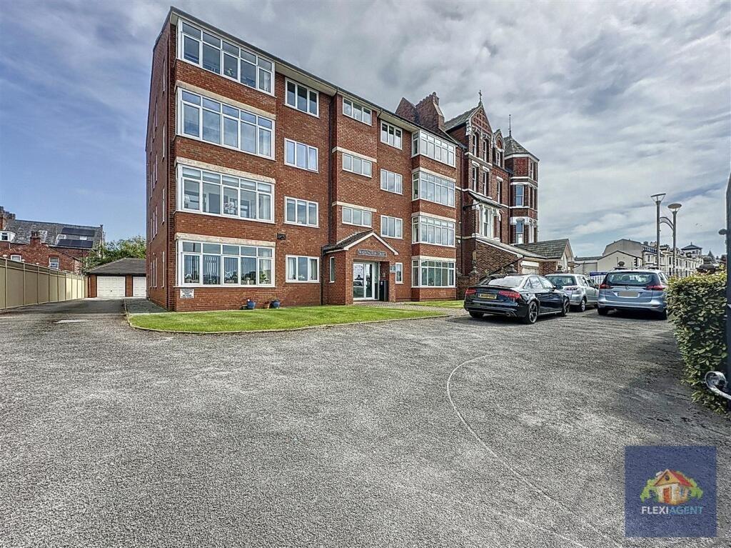 2-bed flat on Washington Court,  Southport, £240,000