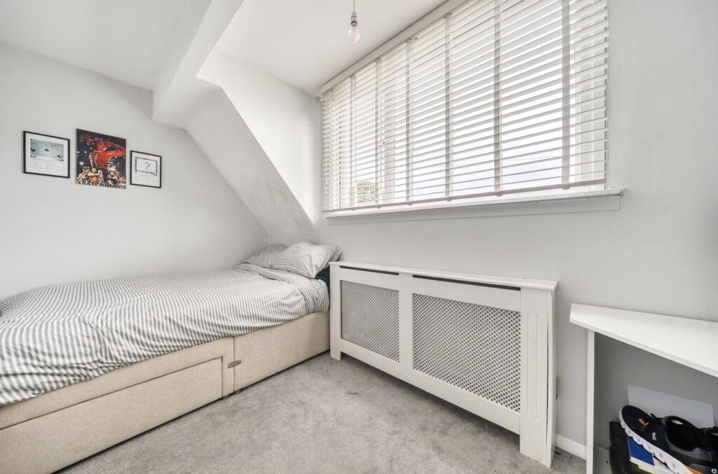 House in Rushmoor, Farnborough - More