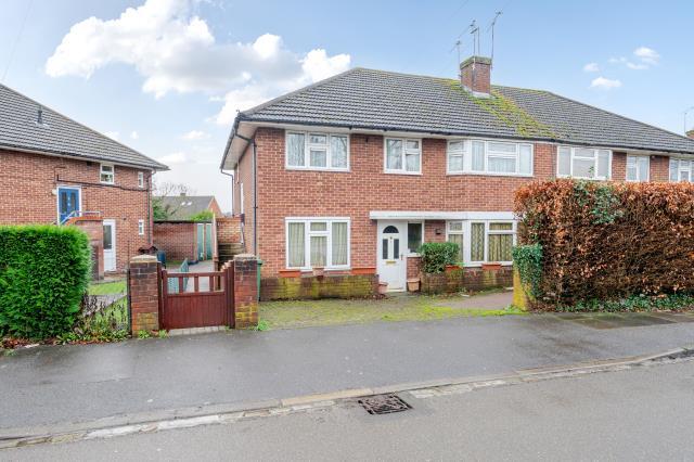 2-bed flat on Queensway, Maidenhead, £260,000