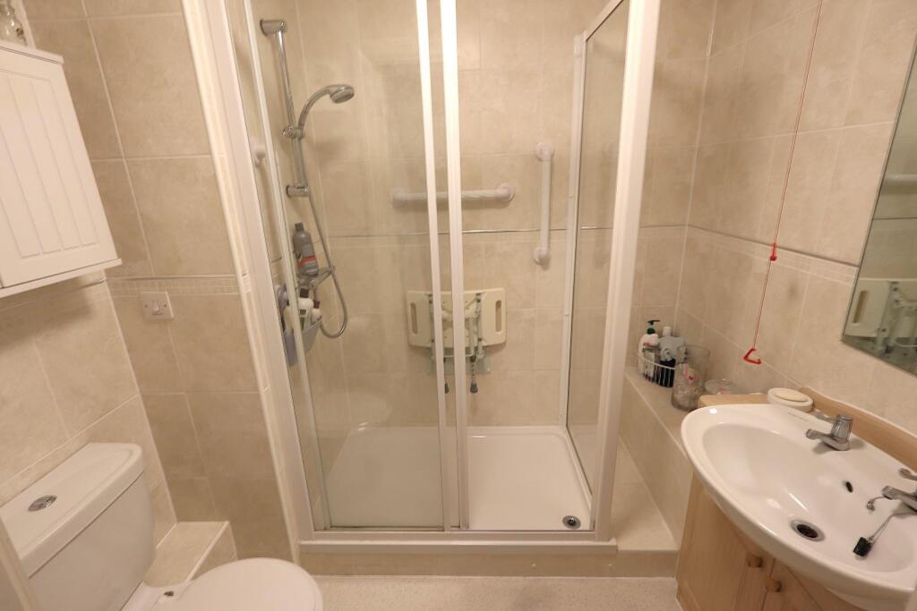 Holtsmere Close, Watford photo 4
