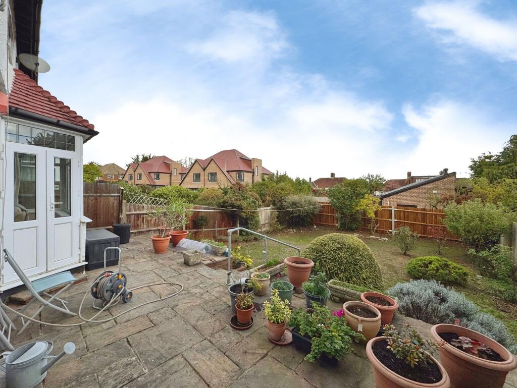 Hillside Gardens, Edgware, HA8 photo 4