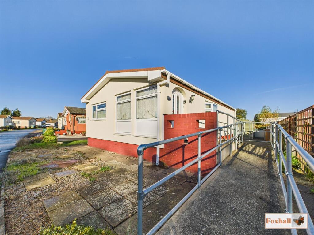 2-bed caravan on Foxhall Road, Rushmere St. Andrew, Ipswich, £100,000