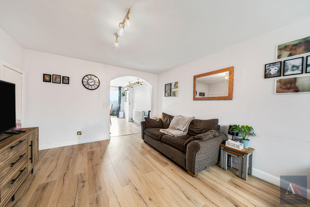 Parsonage Walk, Milnrow OL16 3UG   photo 4