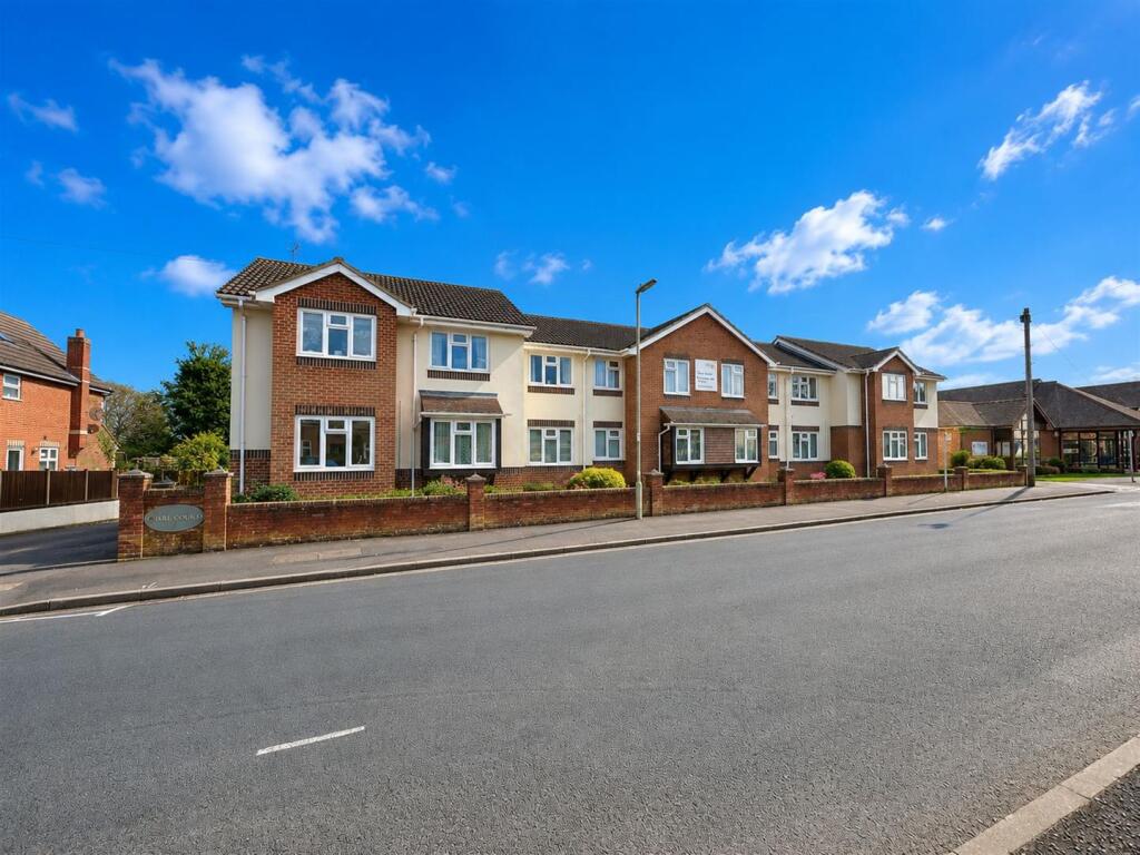 1-bed flat on Clarence Road, Fleet, £100,000