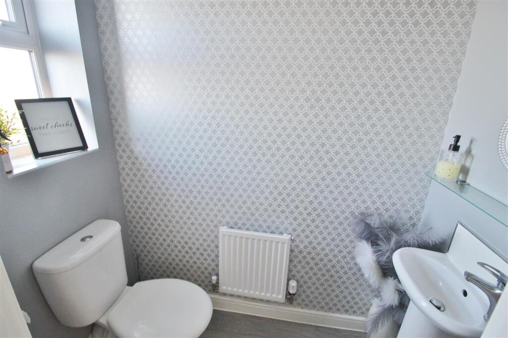 4 bedroom semi-detached house for sale in Balmoral Drive, Grantham, NG31 - View 6