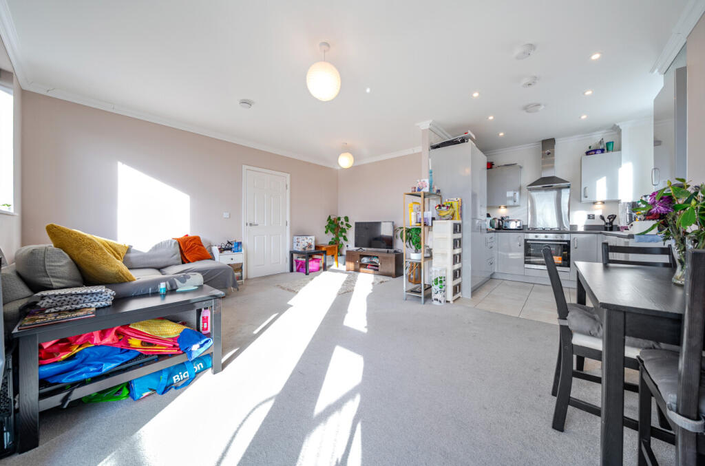 Apartment in Dartford, Castle Hill, Ebbsfleet Valley - View 5