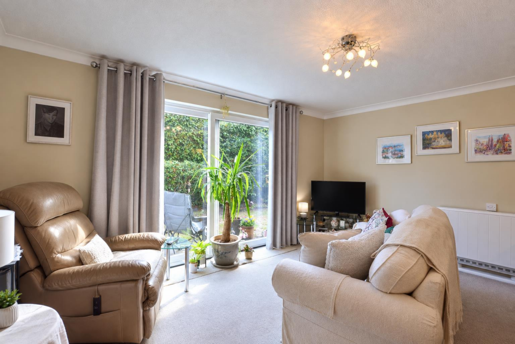 Apartment in Surrey Heath, Surrey - View 2